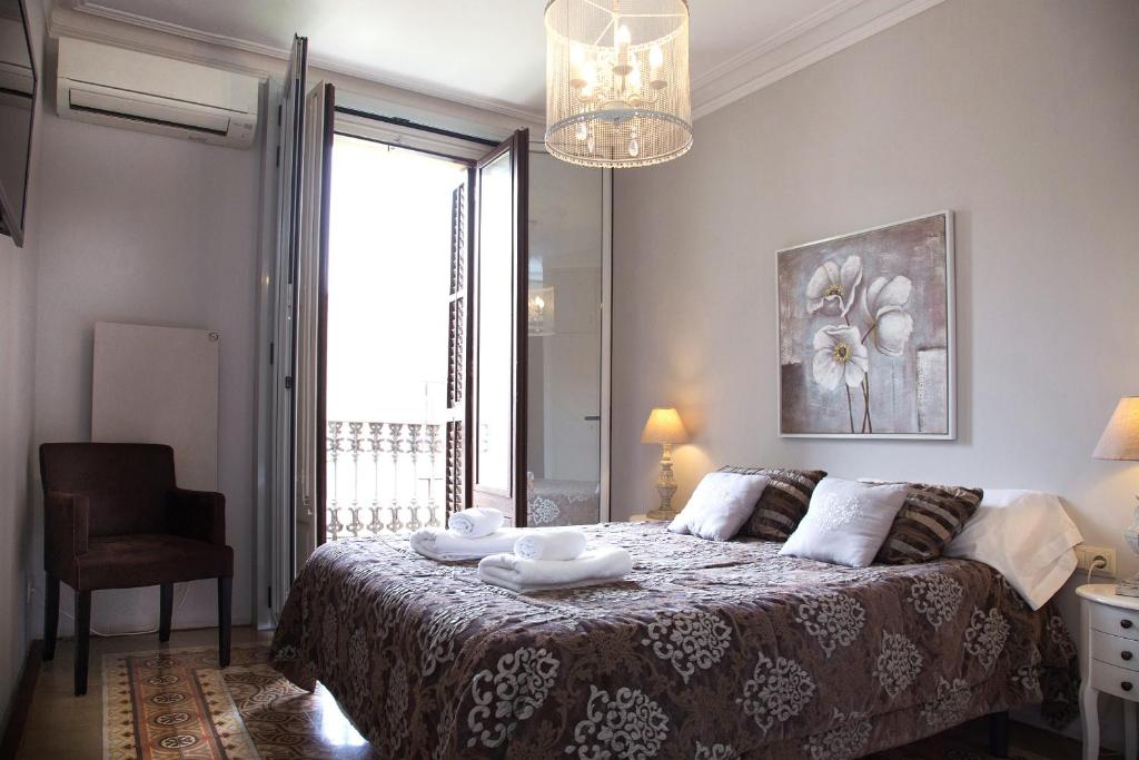 バルセロナにあるOpening Doors Aribauのベッドルーム1室(ベッド1台、タオル2枚付)