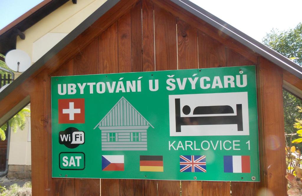 una señal verde en el lateral de un edificio en Ubytovani U Švýcarů en Turnov