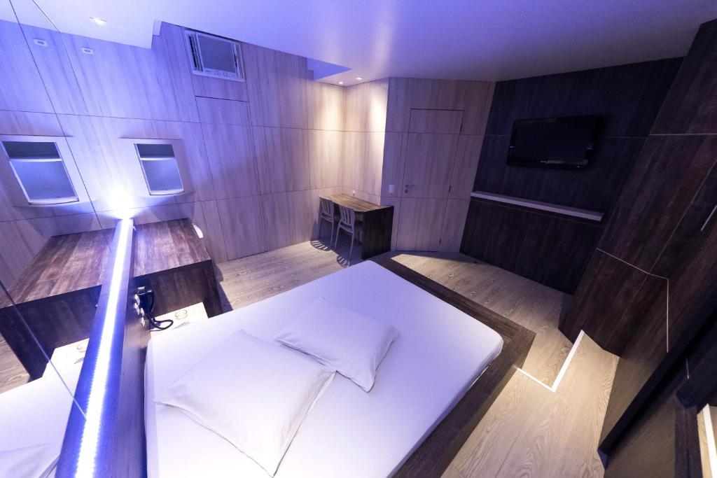  Snob Motel (Adult Only)