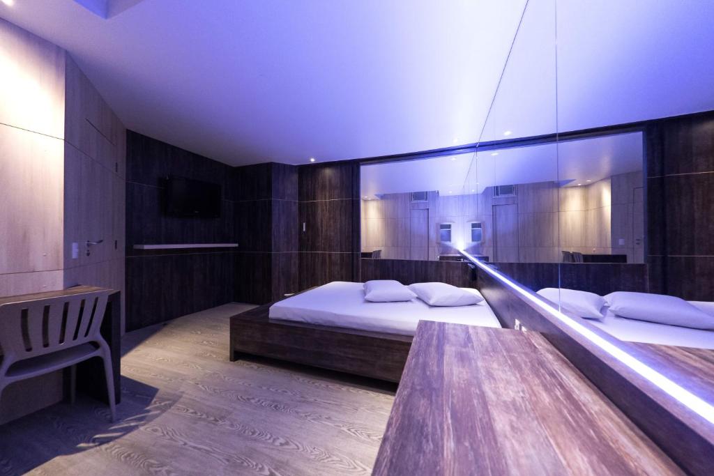 Cama ou camas em um quarto em Snob Motel (Adult Only)