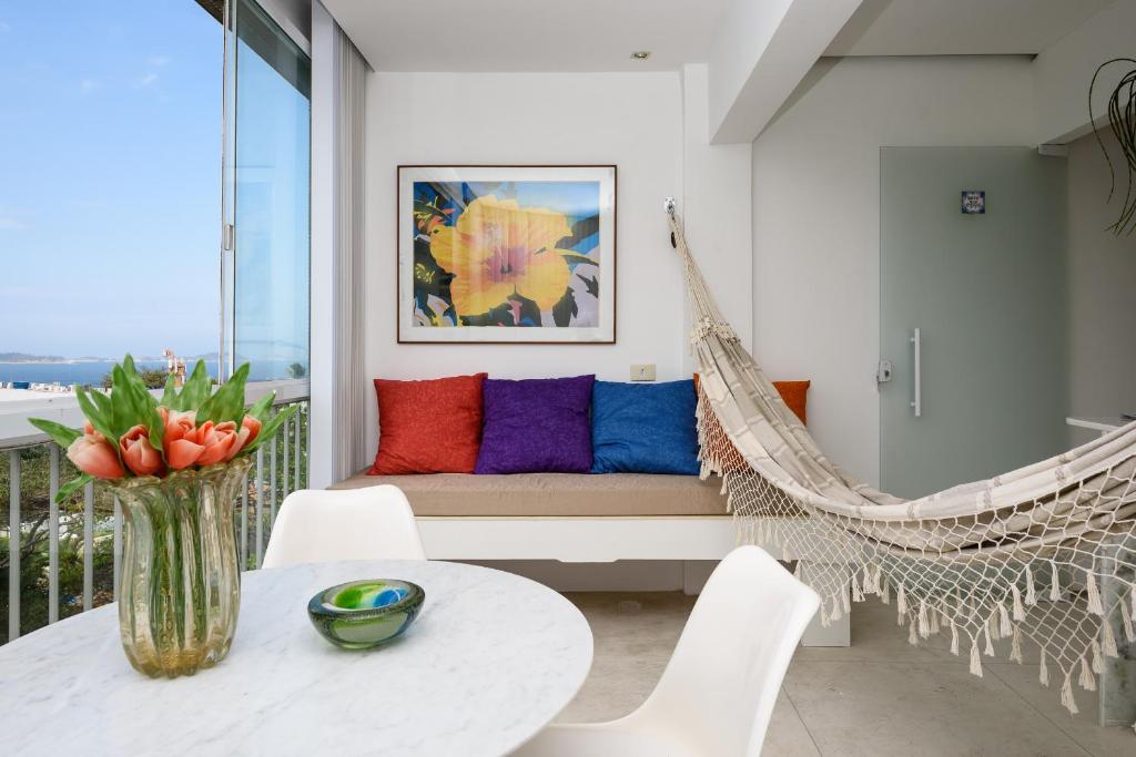 Habitación con hamaca, mesa y sillas. en Moderno Apartamento com Vista Mar | V 90/102, en Río de Janeiro