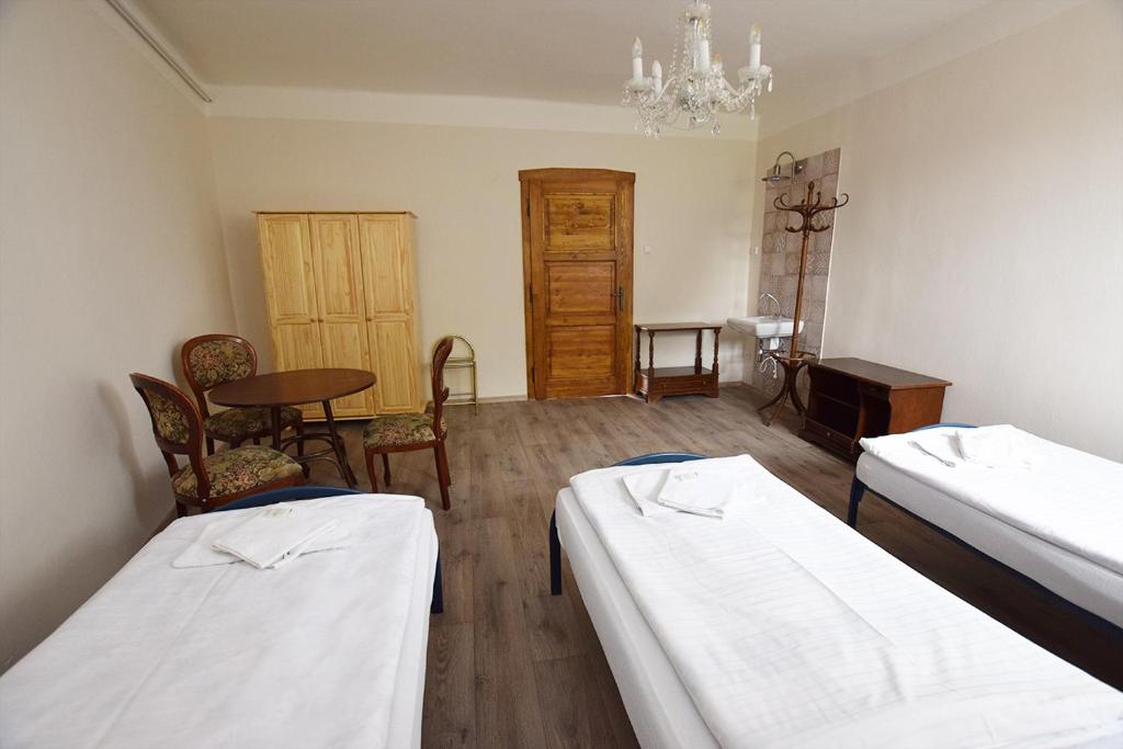 Postel nebo postele na pokoji v ubytování Penzion Klášter