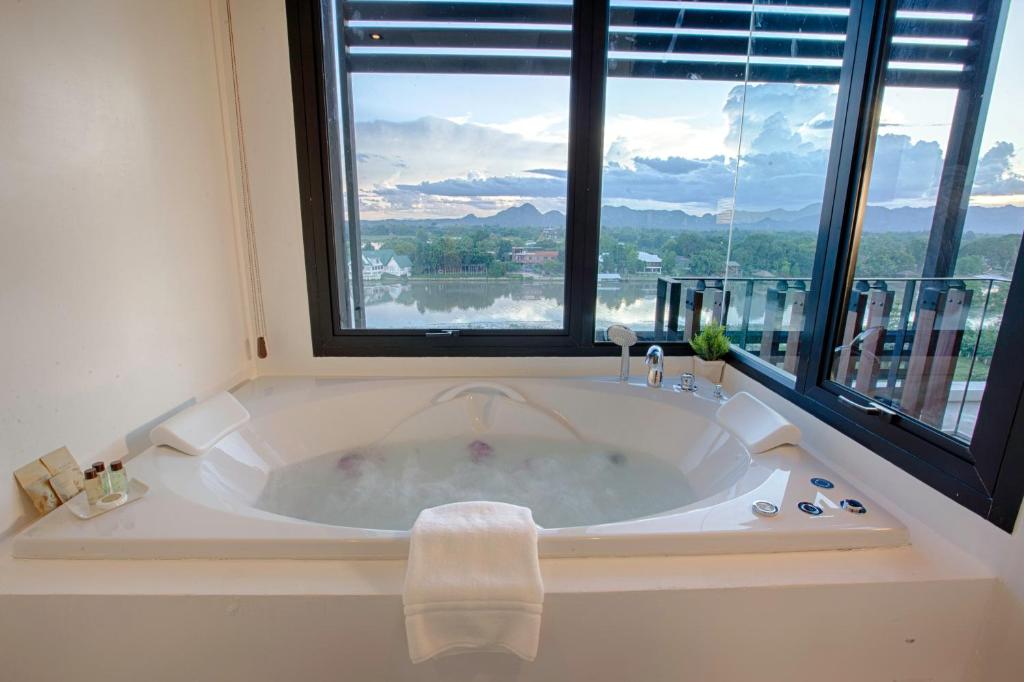 Natee The Riverfront Hotel Kanchanaburi - 5