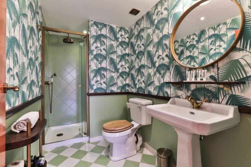 a bathroom with a sink and a toilet and a mirror at Cubanito Ibiza in San Antonio