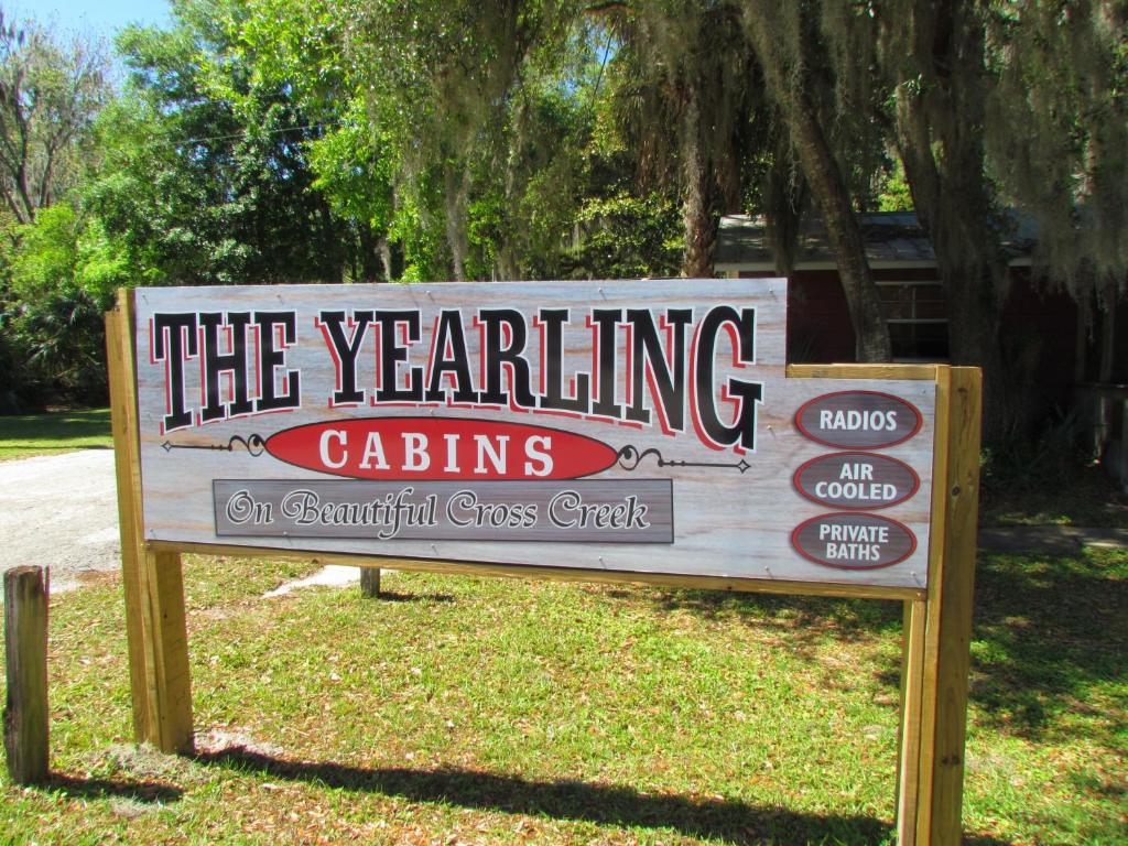 ein Zeichen für die Garnelenschlösser auf der Schottischen Graskirche in der Unterkunft The Yearling Cabins in Cross Creek