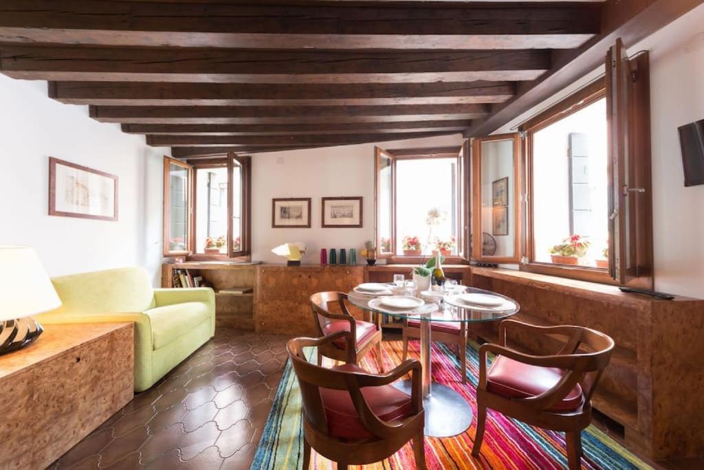salon ze stołem i krzesłami w obiekcie Ca' Milion w Wenecji