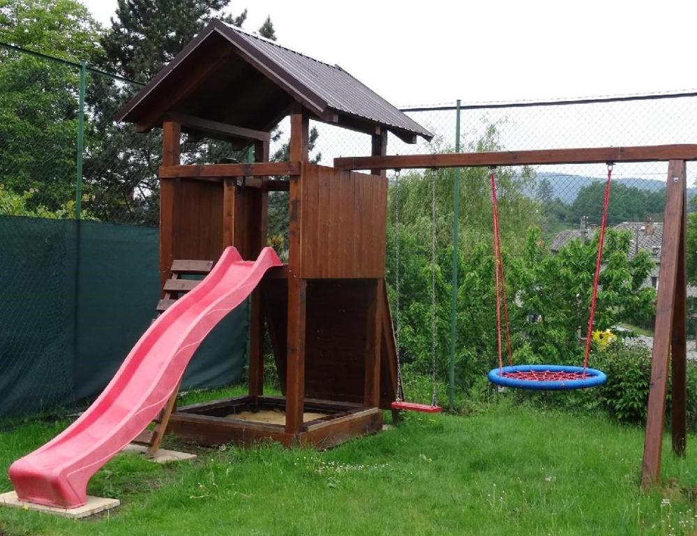 plac zabaw ze zjeżdżalnią i strukturą zabaw w obiekcie Apartmány Okoun w mieście Velké Losiny