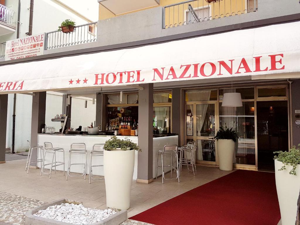 una kadiumamina d'albergo con sgabelli all'esterno di Hotel Nazionale a Lido di Jesolo