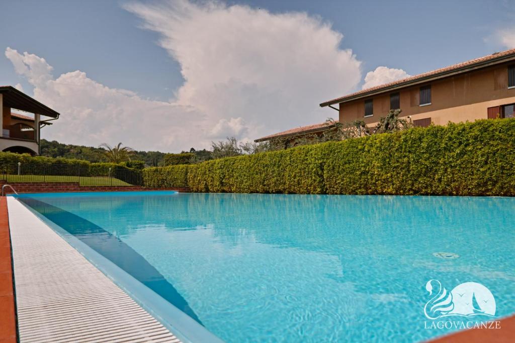 basen przed domem w obiekcie Appartamento Romantica w Manerba del Garda