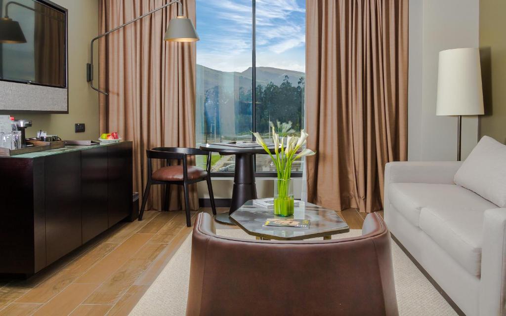Nespecifikovaný výhled na hory nebo výhled na hory při pohledu z hotelu