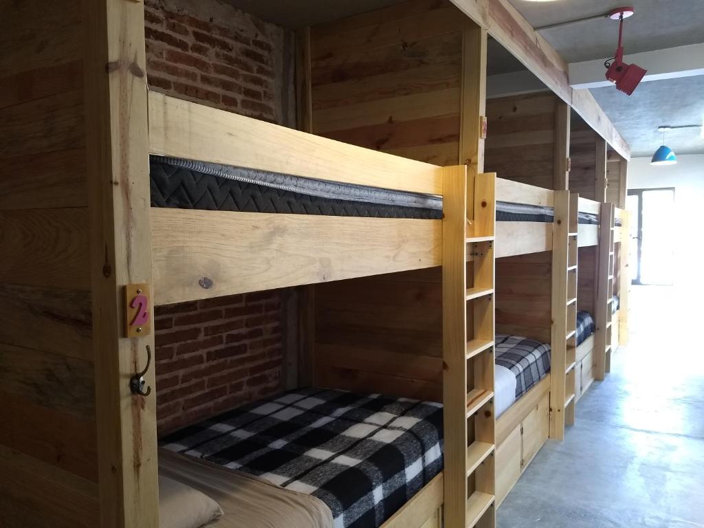Palanda nebo palandy na pokoji v ubytování La Abuelita Hostal
