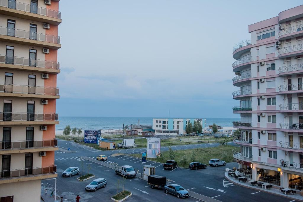 - une vue sur une rue d'une ville avec des bâtiments dans l'établissement 21 by the Sea, à Mamaia