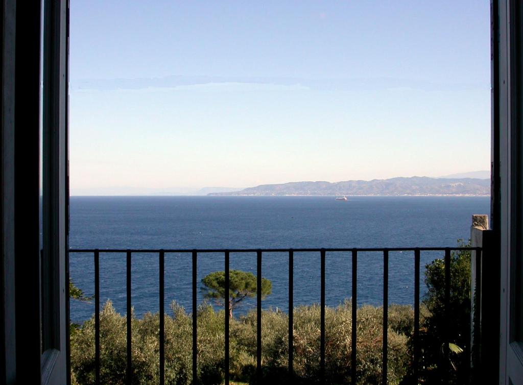 uma vista para o oceano a partir de uma janela em Dependance di Villa Elizabeth 4 posti letto em Milazzo
