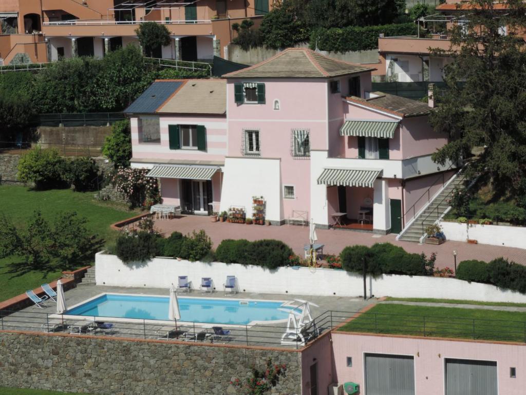 una vista aérea de una casa con piscina en RosMarino, en Celle Ligure
