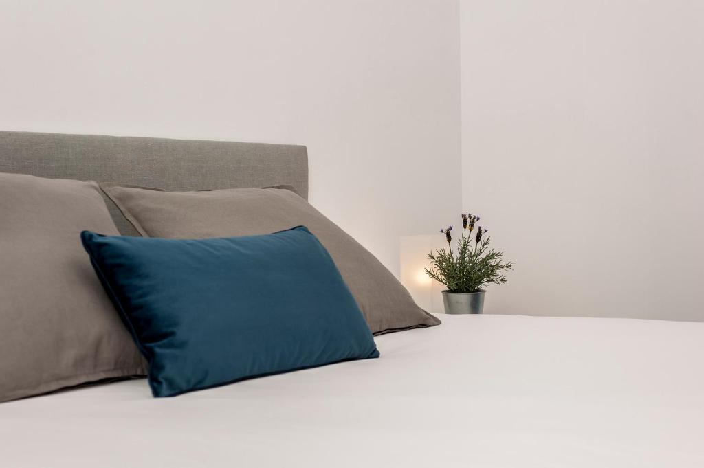 A bed or beds in a room at Retiro II - Tranquilidad y Estilo en el Centro