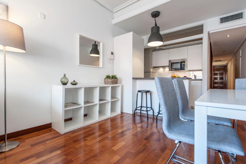 A kitchen or kitchenette at Retiro II - Tranquilidad y Estilo en el Centro