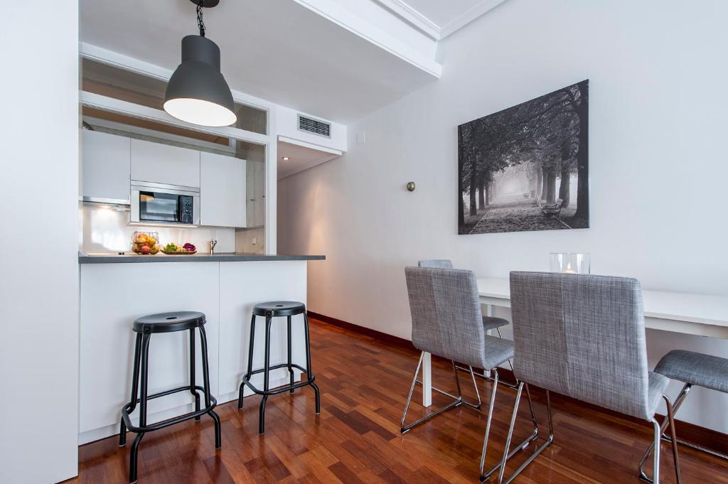 A kitchen or kitchenette at Retiro II - Tranquilidad y Estilo en el Centro