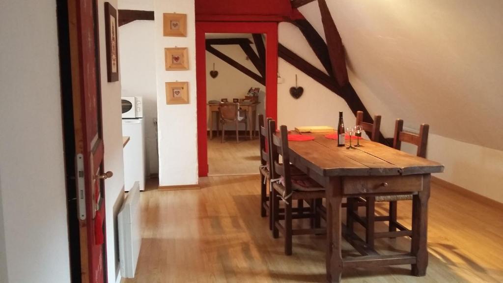 ロウファッハにあるGite En Alsaceのダイニングルーム(木製テーブル、椅子付)