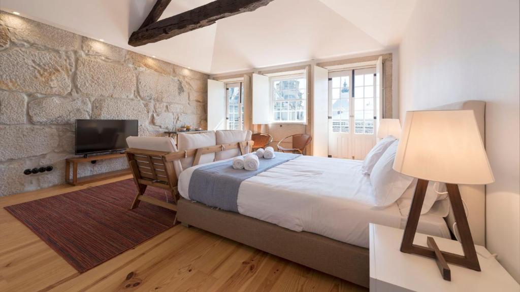una camera con un grande letto e una TV di LovelyStay - Dirk Apartment - Almada 4º F a Porto