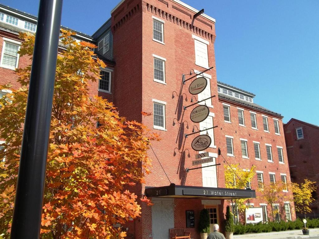 un edificio con un reloj al costado. en The Common Man Inn & Restaurant, en Claremont