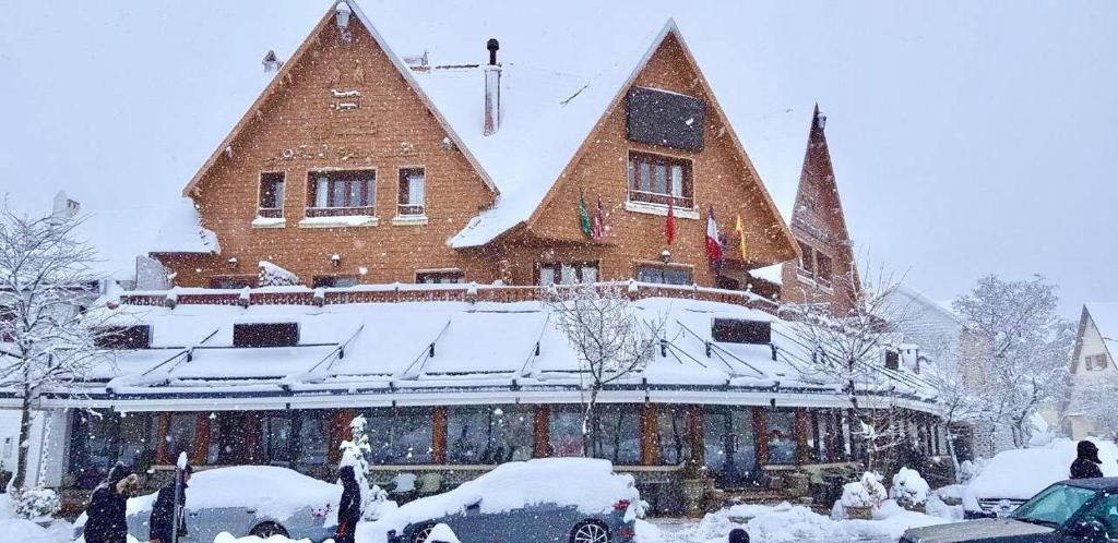 ein großes Gebäude mit Schnee auf dem Dach in der Unterkunft L'empreinte D'ifrane in Ifrane