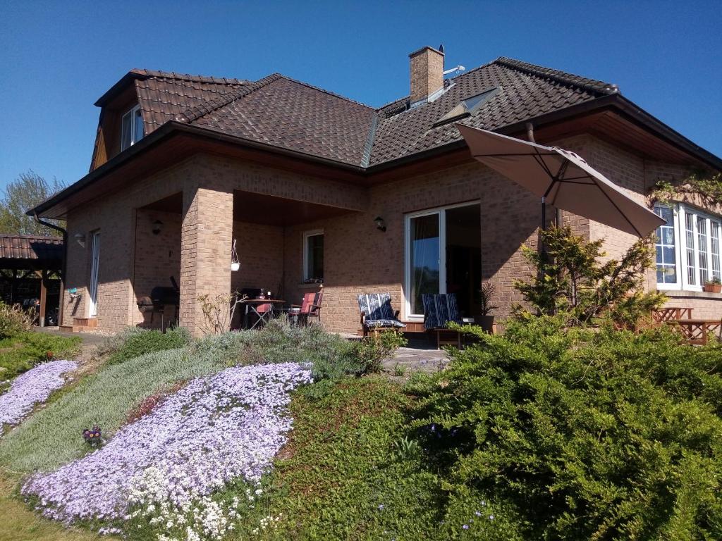 ein braunes Backsteinhaus mit einem Dach in der Unterkunft Ferienhaus Belle - FEWO Rose in Daschow