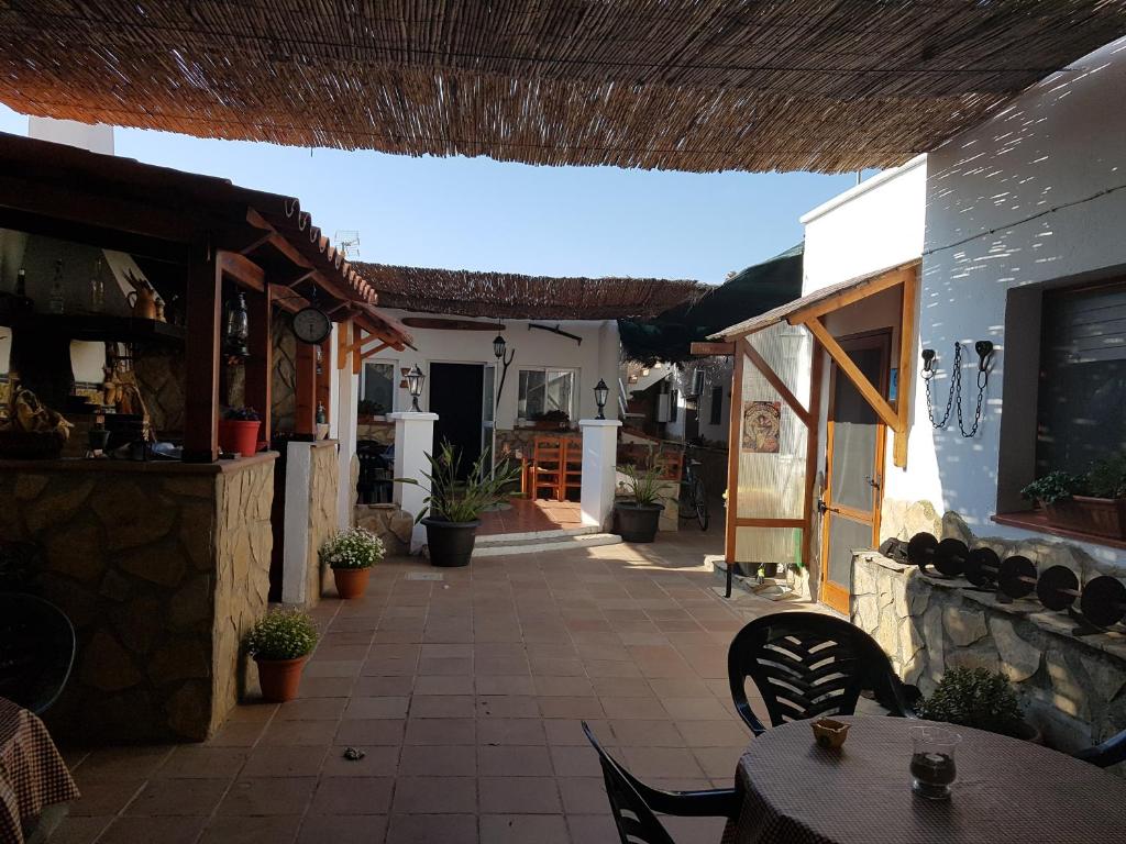 un patio de un restaurante con mesas y sillas en Ca la Pilar, en El Poblenou del Delta