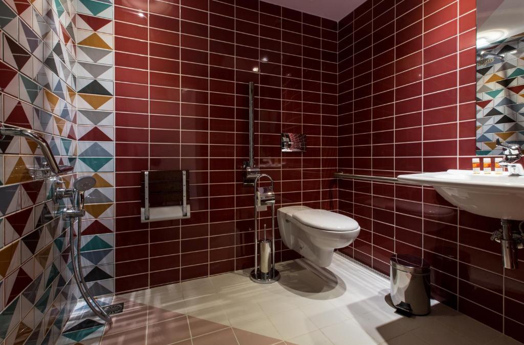 Koupelna v ubytování Flisvos Royal Hotel & Suites