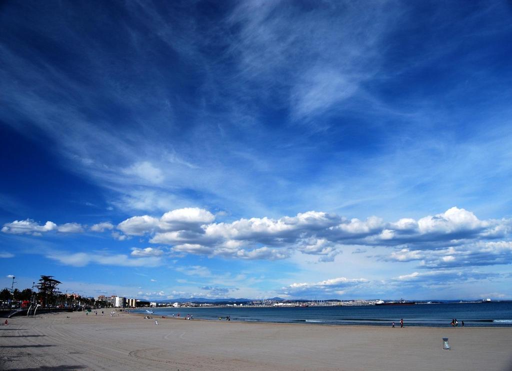 サロウにあるApartamento Salou Port Aventuraの青空と雲のビーチビュー