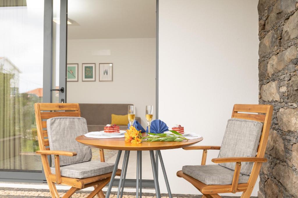 a dining room with a table and chairs at Casa Melinho Lotus in Calheta