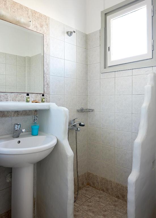 Koupelna v ubytování Milos Hotel