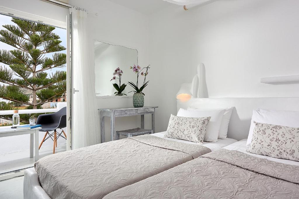 Postel nebo postele na pokoji v ubytování Milos Hotel