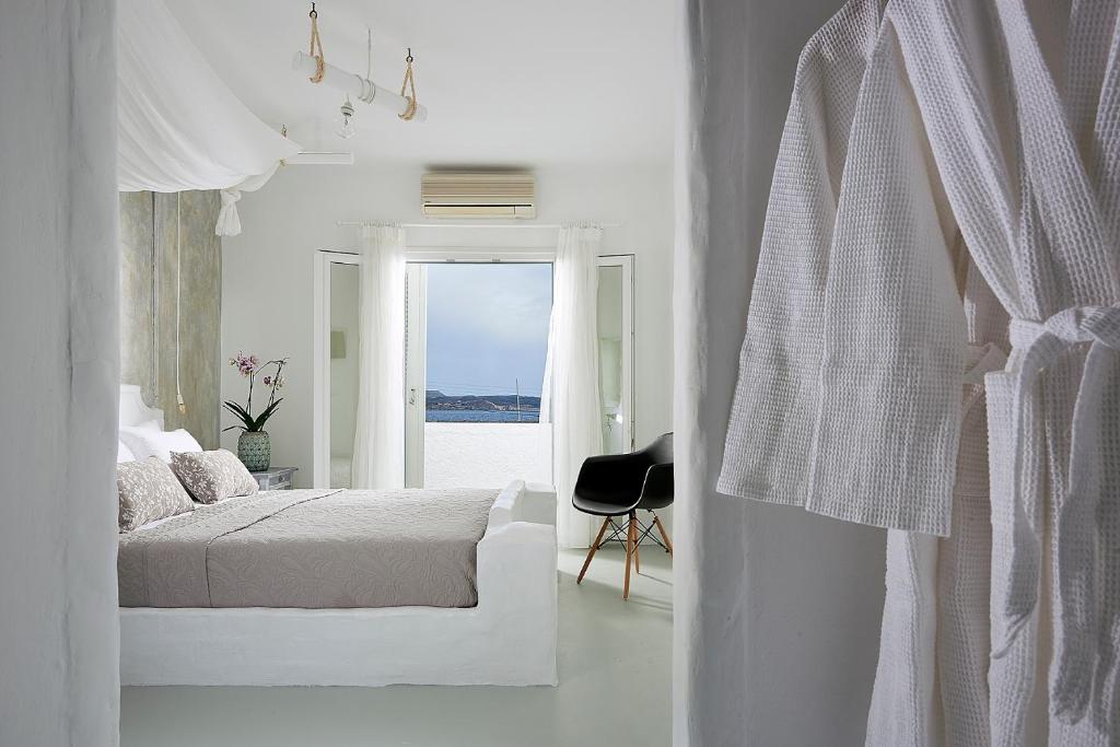 Postel nebo postele na pokoji v ubytování Milos Hotel