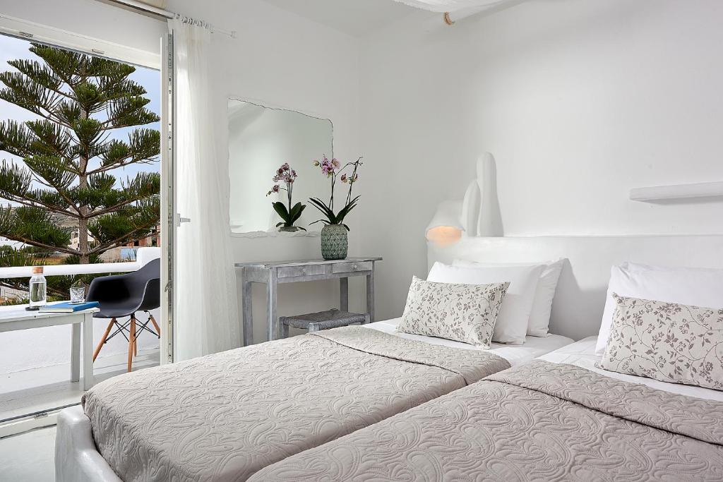 Postel nebo postele na pokoji v ubytování Milos Hotel