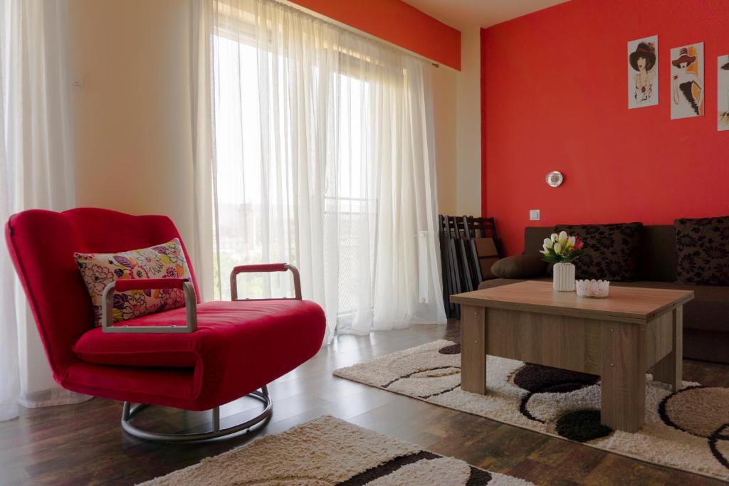 クルジュ・ナポカにあるSunrise Studioの赤いリビングルーム(赤い椅子、テーブル付)