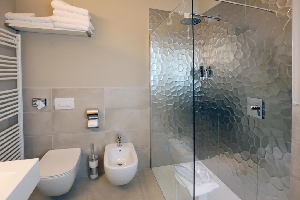a bathroom with a shower and a toilet at Hotel Buena Onda in Peschiera del Garda