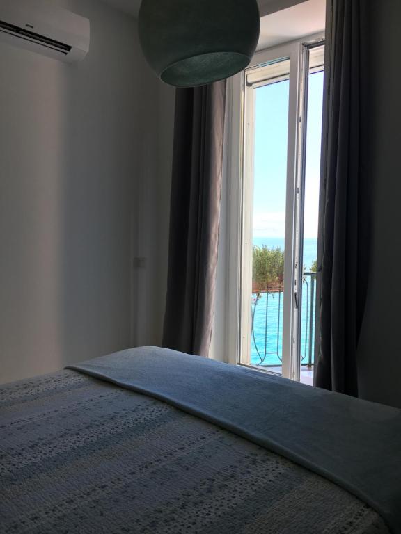 een slaapkamer met een bed en een raam met uitzicht bij Chez-Lu Ravello in Ravello