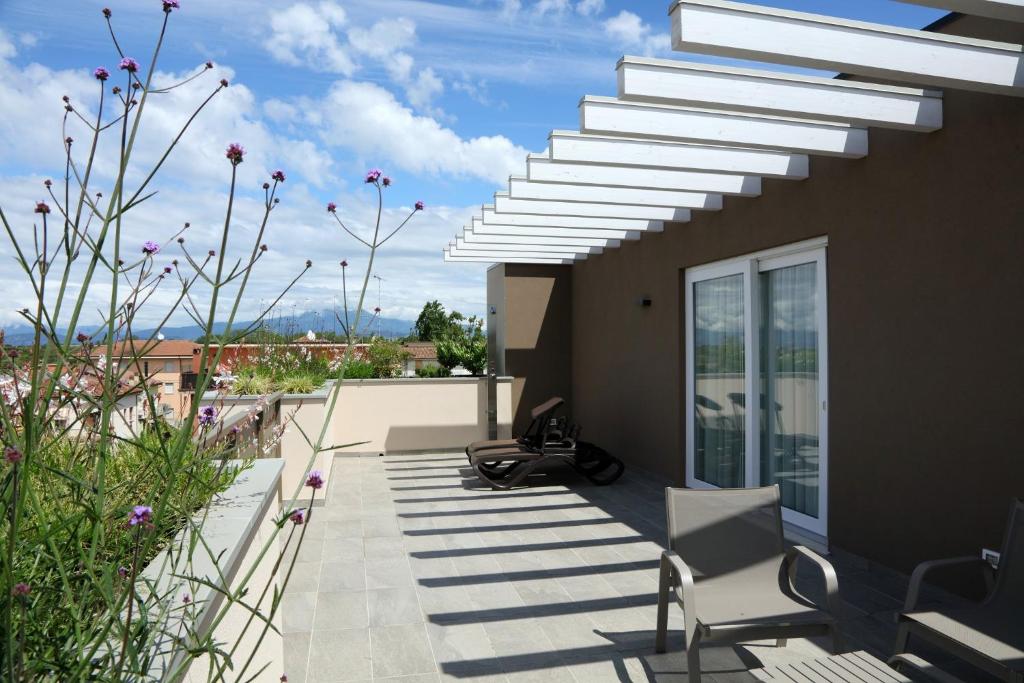 a house with a white stairway leading to a balcony at Hotel Buena Onda in Peschiera del Garda