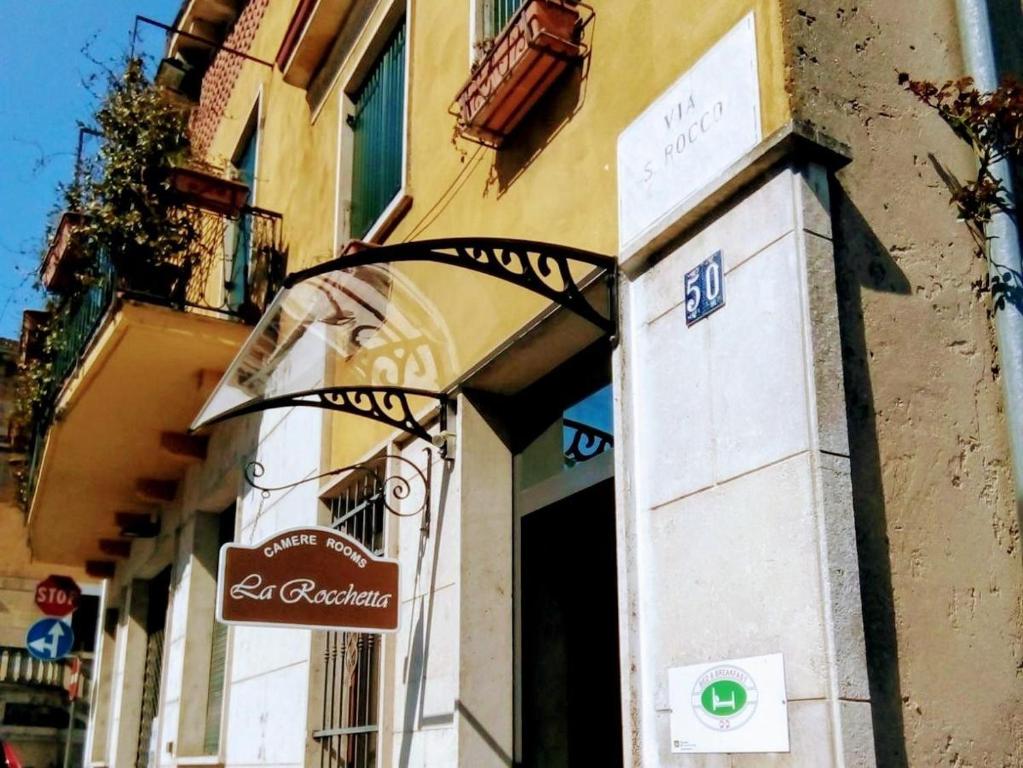 un bâtiment avec un panneau sur son côté dans l'établissement La Rocchetta, à Valeggio sul Mincio