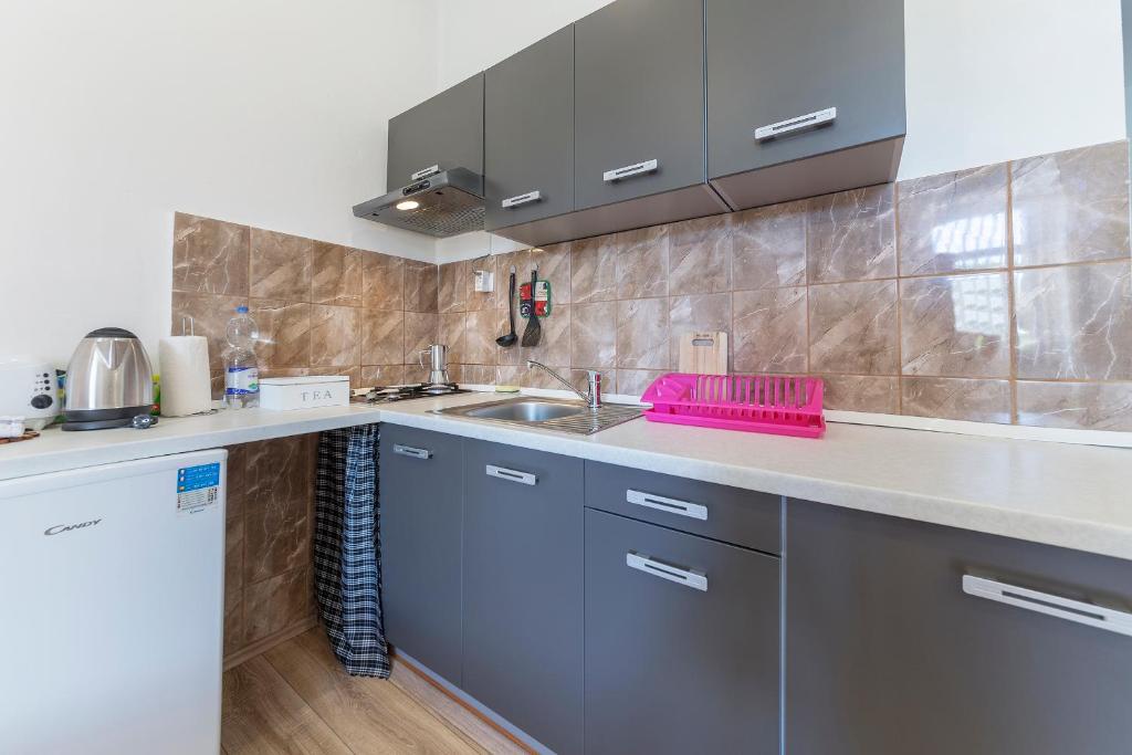 cocina con fregadero y encimera en Guest House ZoNa, en Pula