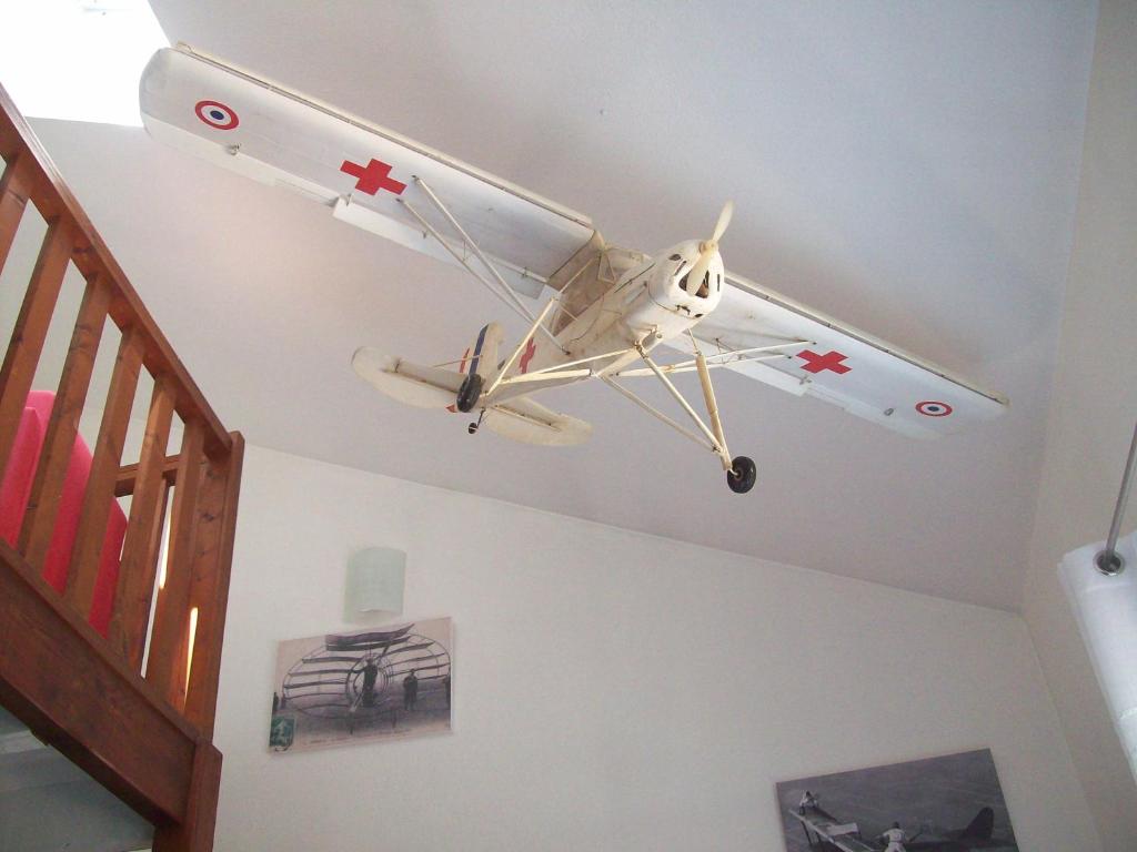 un modèle d'avion suspendu au plafond d'une pièce dans l'établissement Appartements Les remparts d'Alienor, à Poitiers