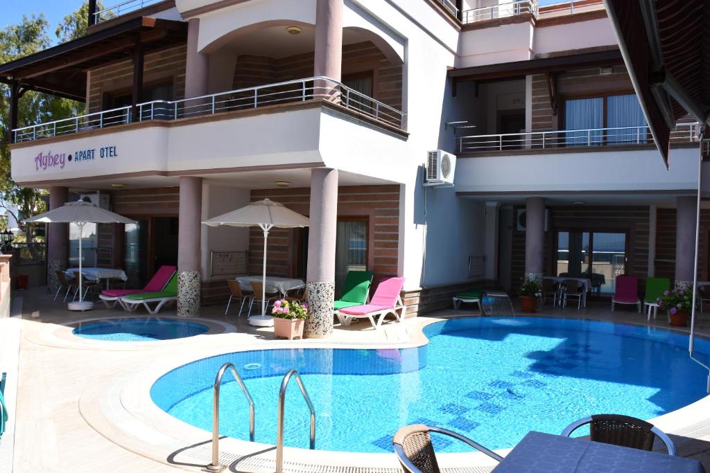 Bazén v ubytování Aybey Apart Hotel nebo v jeho okolí