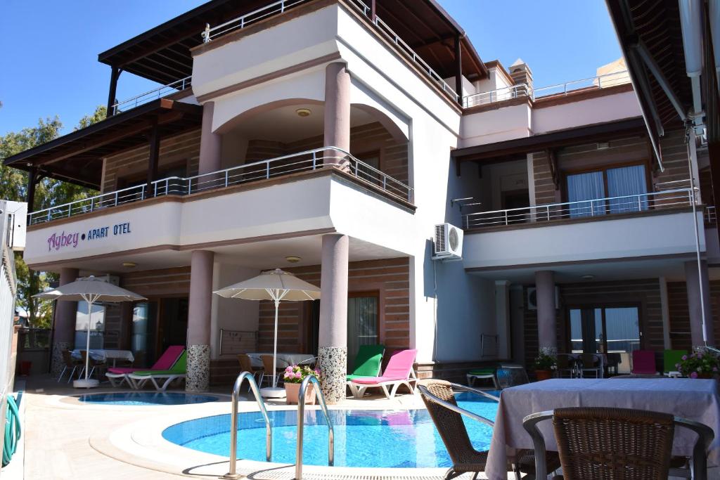 Bazén v ubytování Aybey Apart Hotel nebo v jeho okolí