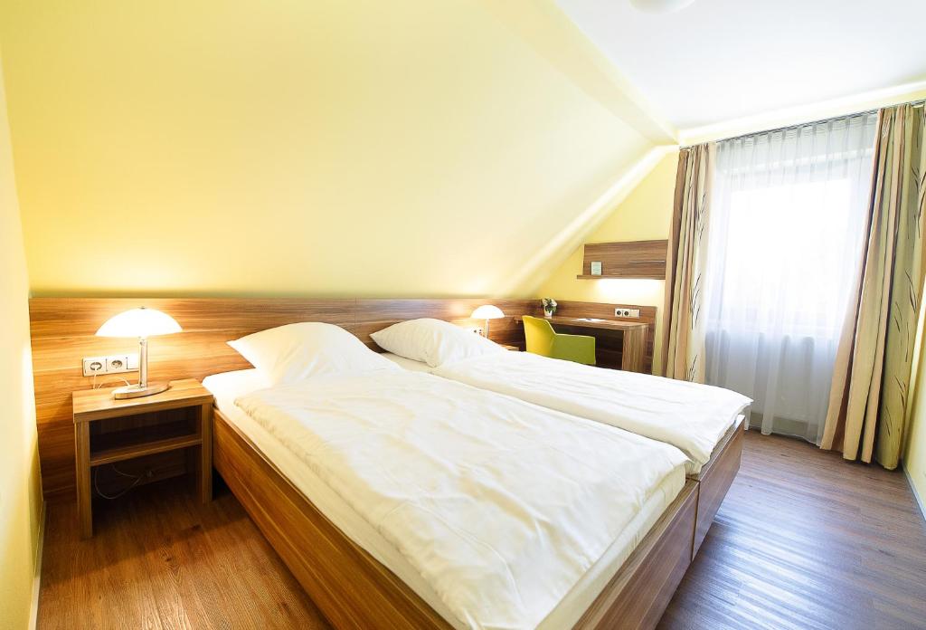 Postel nebo postele na pokoji v ubytování Hotel Meyer