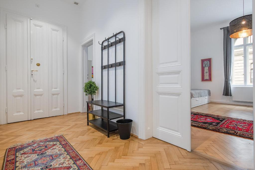 A bed or beds in a room at GRAND SOHO II Apartment Vienna
