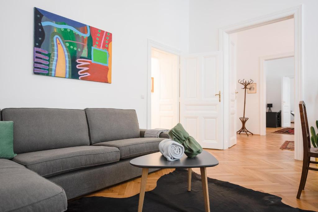 A seating area at GRAND SOHO II Apartment Vienna