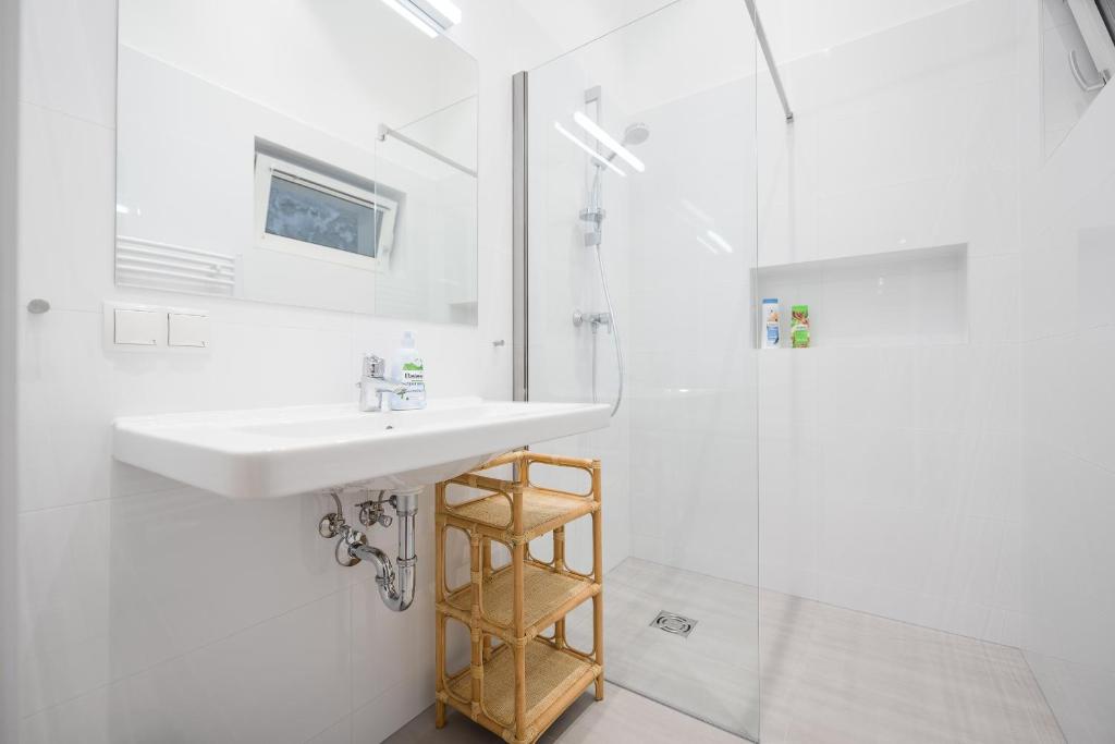 A bathroom at GRAND SOHO II Apartment Vienna