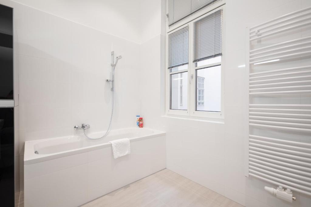 A bathroom at GRAND SOHO II Apartment Vienna