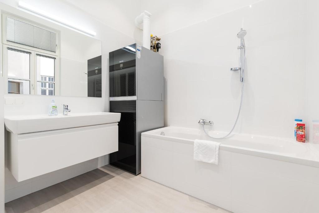 A bathroom at GRAND SOHO II Apartment Vienna