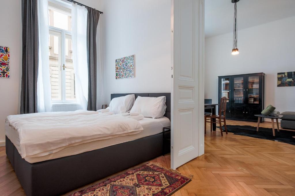 A bed or beds in a room at GRAND SOHO II Apartment Vienna